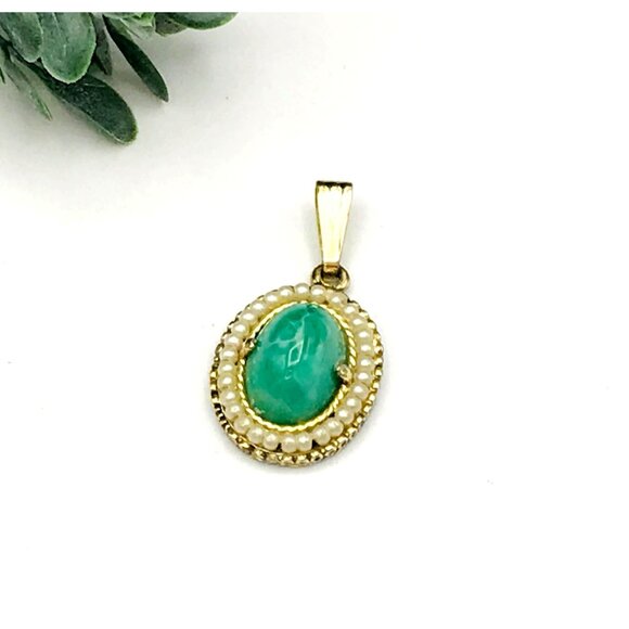 Vintage Gold Tone Pendant With Green Gemstone and Faux Pearl Accents - Picture 1 of 3